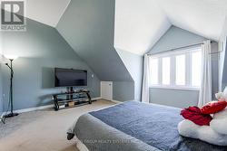 Spacious room high ceilings! -