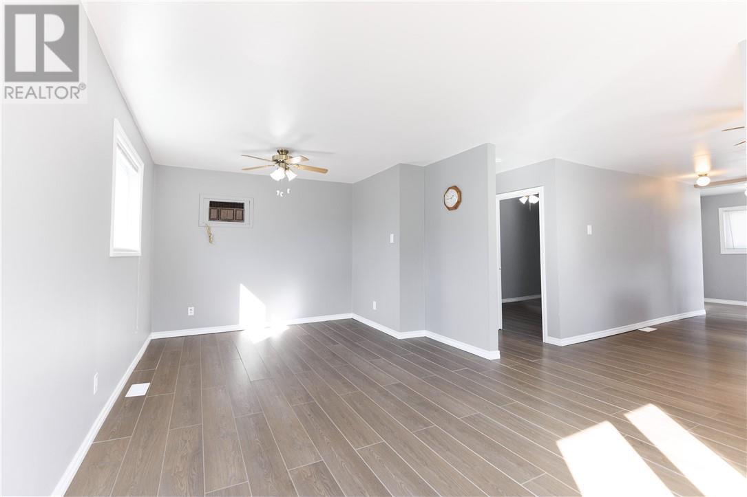 923 Highway 17 E, Wahnapitae, ON - Indoor Photo Showing Other Room