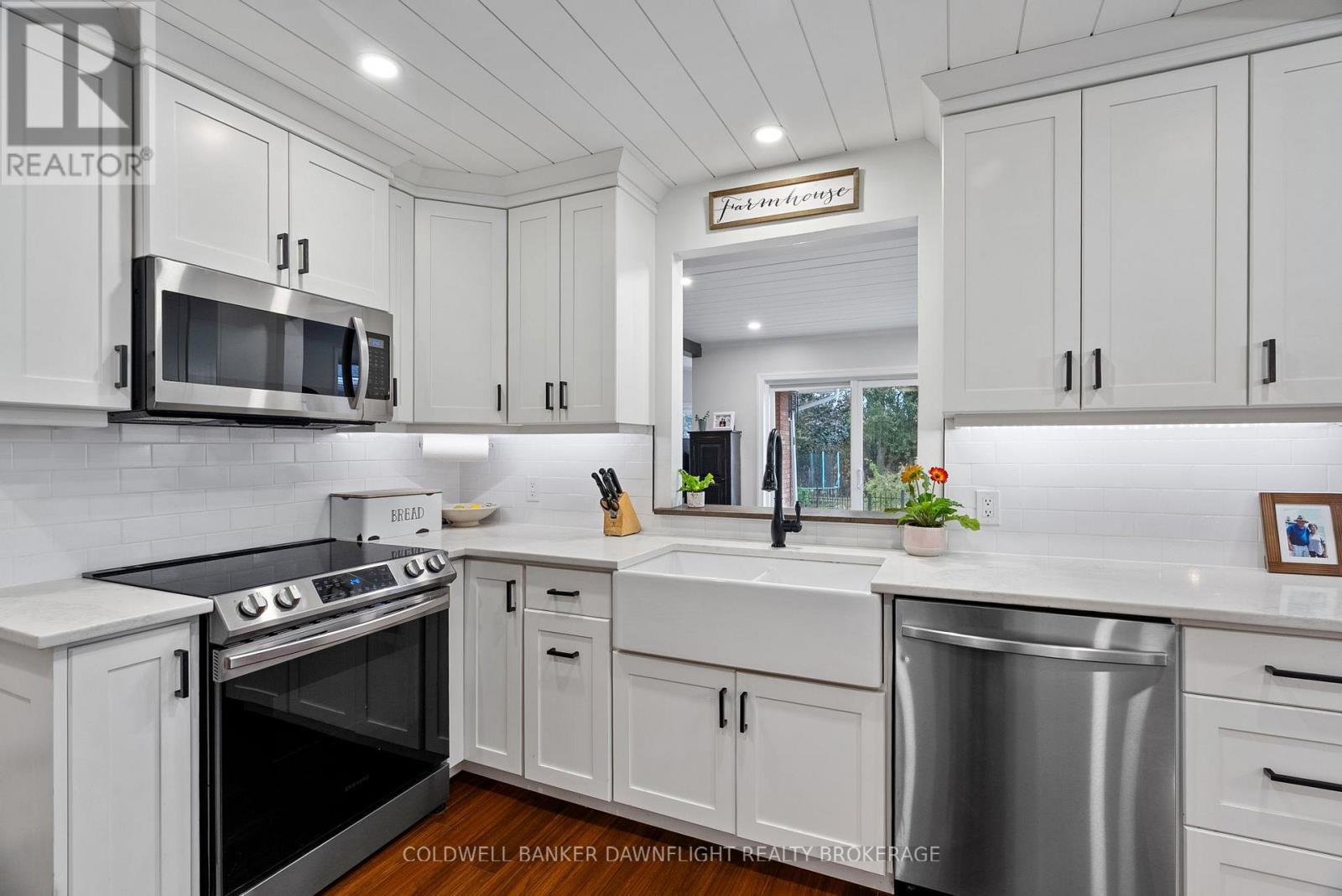 399 Pryde Boulevard, South Huron (Exeter), ON - Indoor Photo Showing Kitchen With Upgraded Kitchen