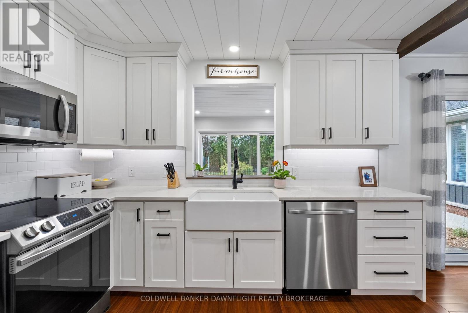 399 Pryde Boulevard, South Huron (Exeter), ON - Indoor Photo Showing Kitchen With Upgraded Kitchen