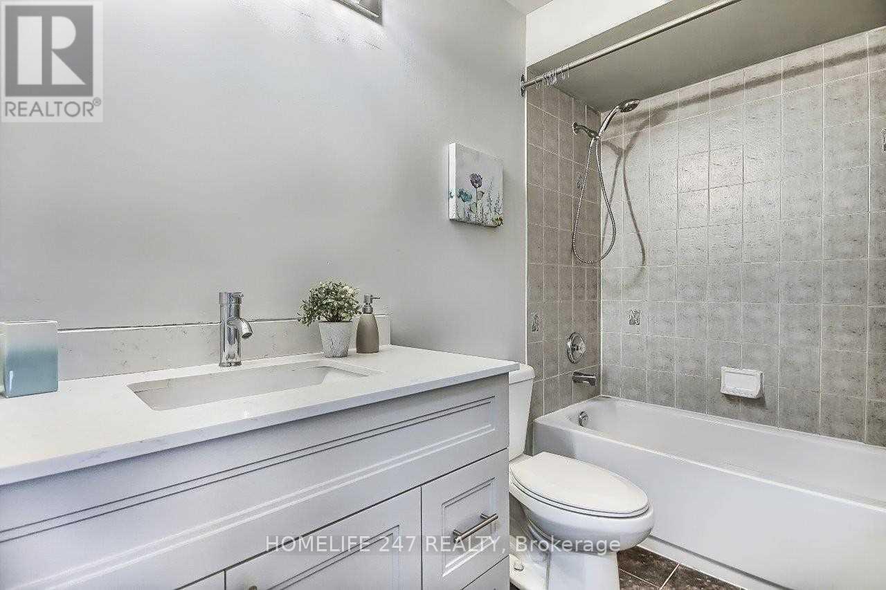 32 Poplar Plains Road, Brampton, ON - Indoor Photo Showing Bathroom
