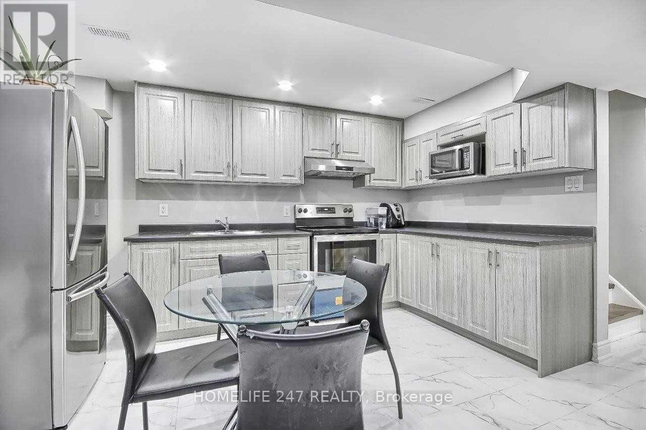 32 Poplar Plains Road, Brampton, ON - Indoor Photo Showing Kitchen With Stainless Steel Kitchen