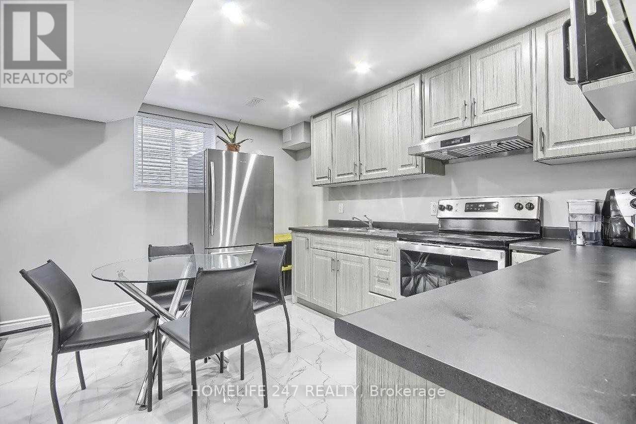 32 Poplar Plains Road, Brampton, ON - Indoor Photo Showing Kitchen With Stainless Steel Kitchen