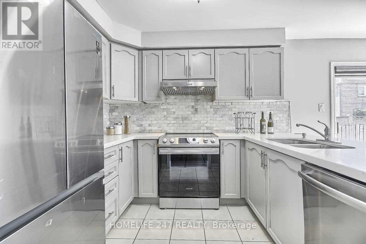 32 Poplar Plains Road, Brampton, ON - Indoor Photo Showing Kitchen With Stainless Steel Kitchen With Double Sink With Upgraded Kitchen