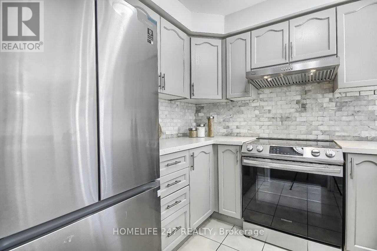 32 Poplar Plains Road, Brampton, ON - Indoor Photo Showing Kitchen With Stainless Steel Kitchen