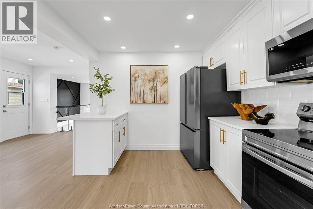 8830 Riverside Drive East, Windsor, ON - Indoor Photo Showing Kitchen