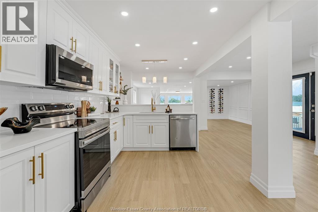 8830 Riverside Drive East, Windsor, ON - Indoor Photo Showing Kitchen With Upgraded Kitchen