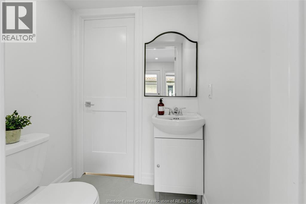 8830 Riverside Drive East, Windsor, ON - Indoor Photo Showing Bathroom