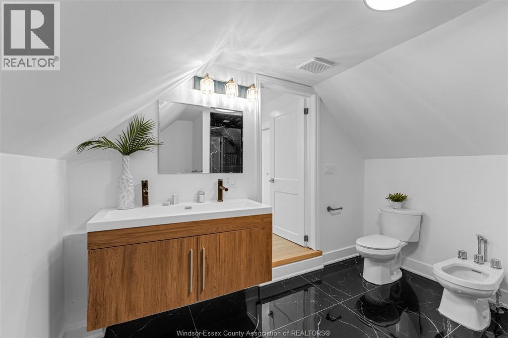 8830 Riverside Drive East, Windsor, ON - Indoor Photo Showing Bathroom