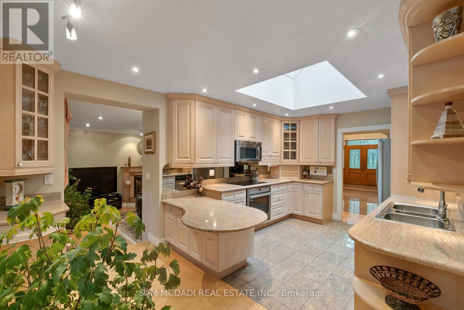 978 Tennyson Avenue, Mississauga, ON - Indoor Photo Showing Kitchen