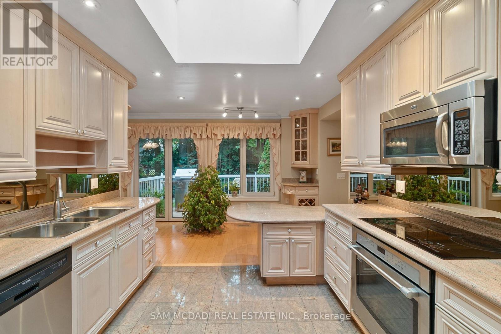 978 Tennyson Avenue, Mississauga, ON - Indoor Photo Showing Kitchen With Double Sink With Upgraded Kitchen