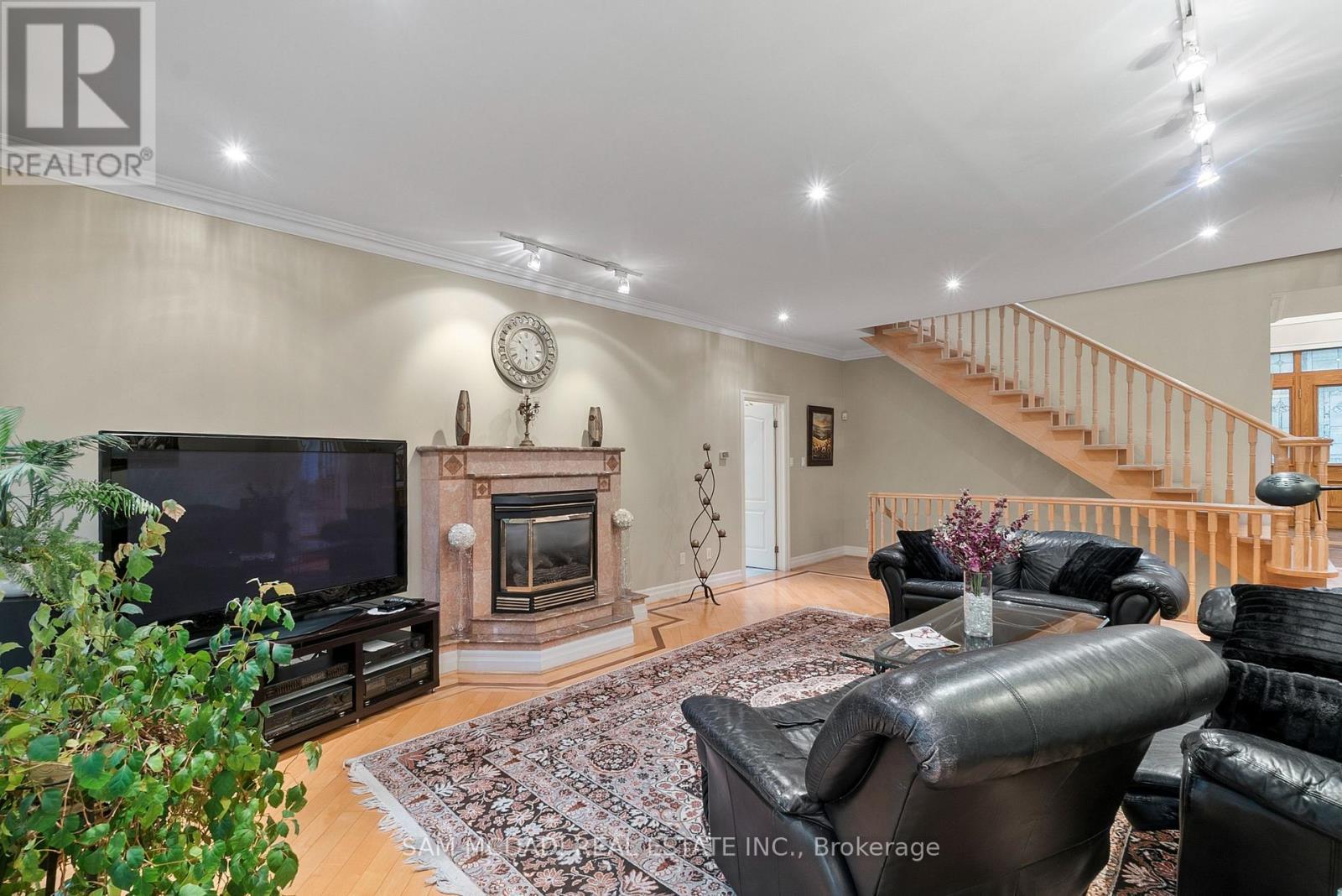 978 Tennyson Avenue, Mississauga, ON - Indoor Photo Showing Living Room With Fireplace