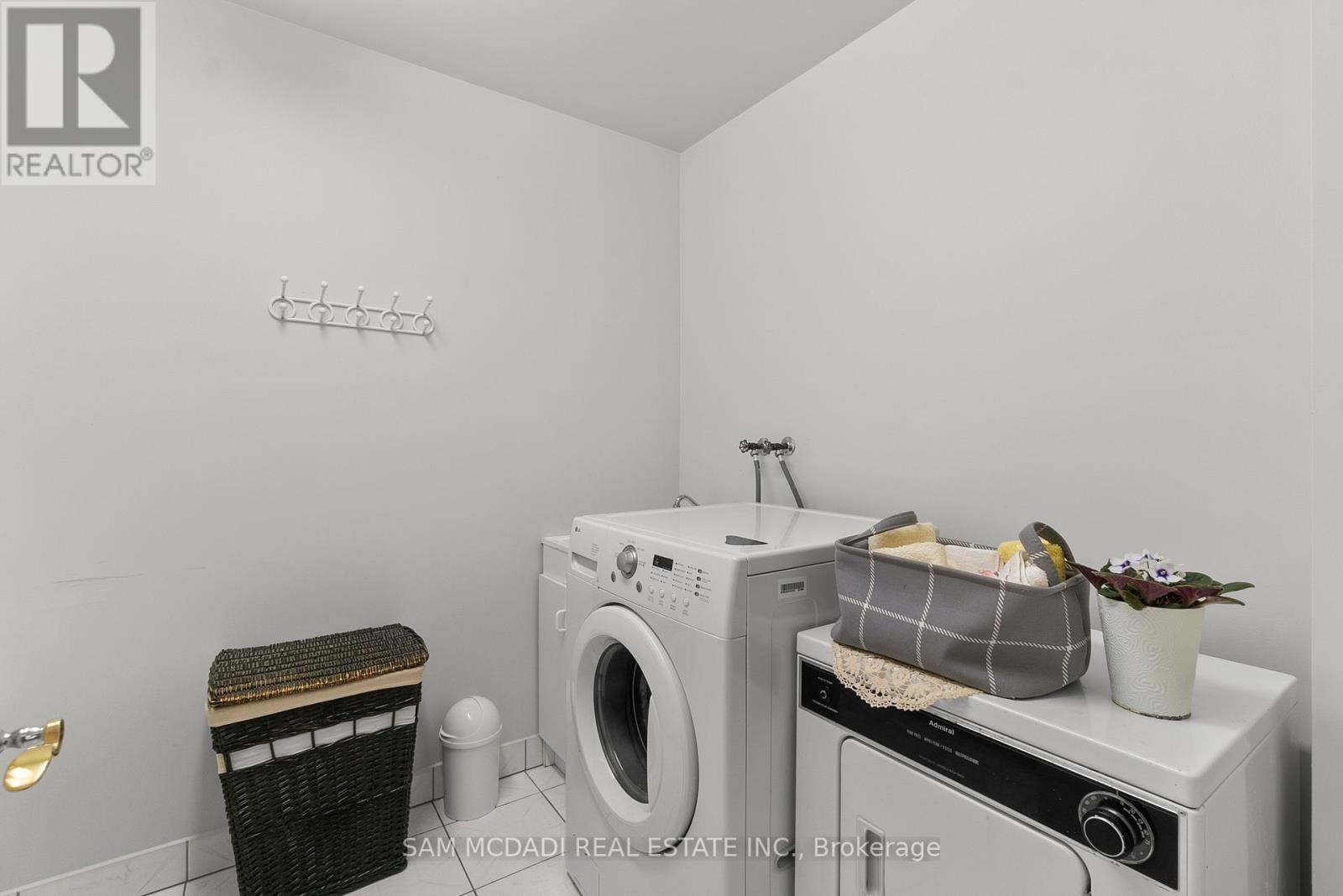 978 Tennyson Avenue, Mississauga, ON - Indoor Photo Showing Laundry Room
