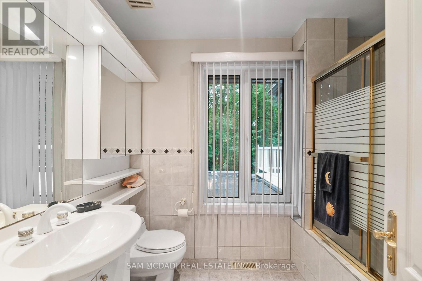 978 Tennyson Avenue, Mississauga, ON - Indoor Photo Showing Bathroom