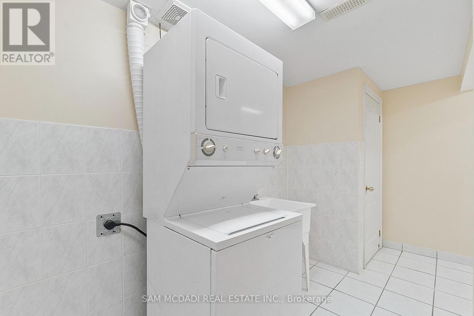978 Tennyson Avenue, Mississauga, ON - Indoor Photo Showing Laundry Room