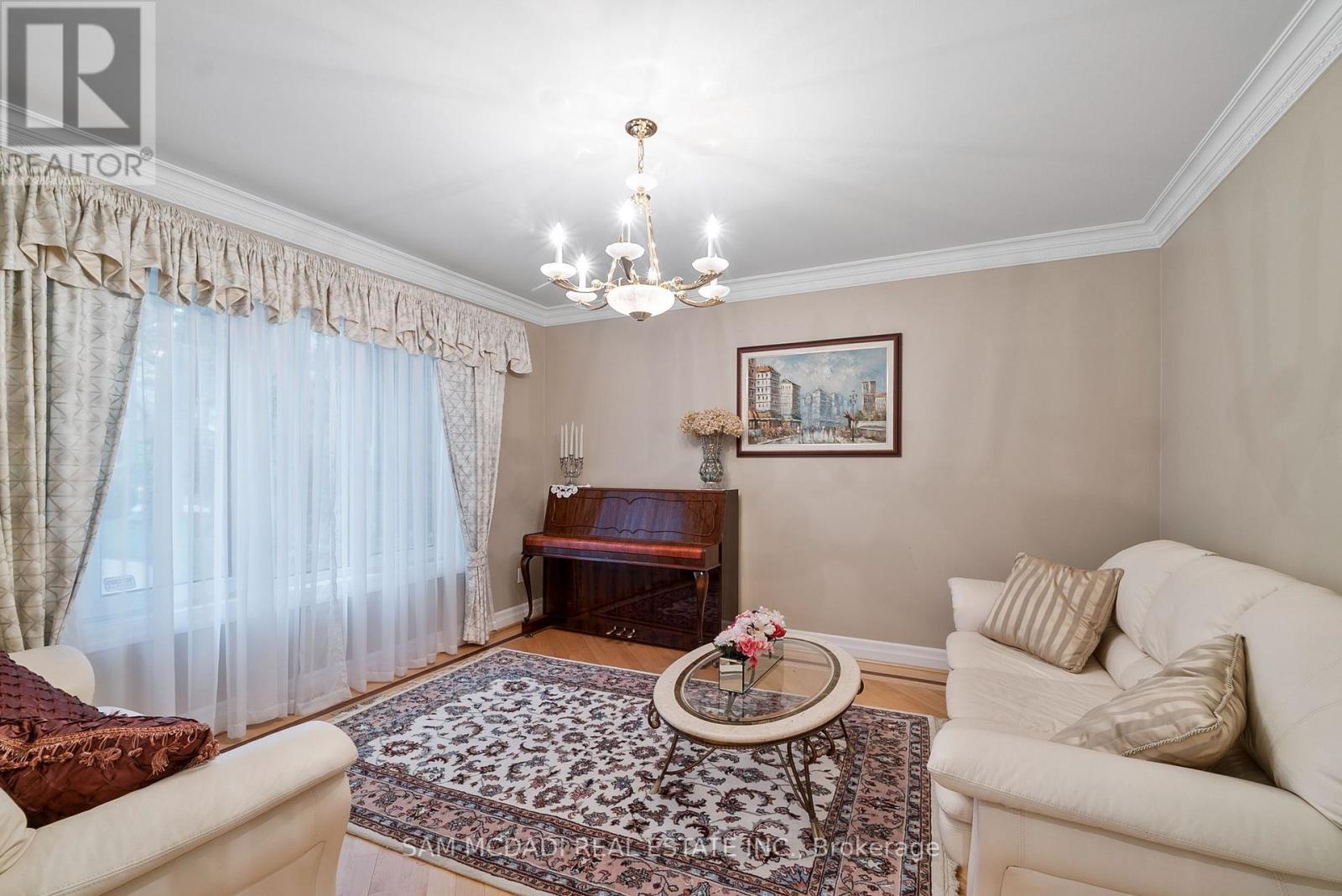 978 Tennyson Avenue, Mississauga, ON - Indoor Photo Showing Living Room