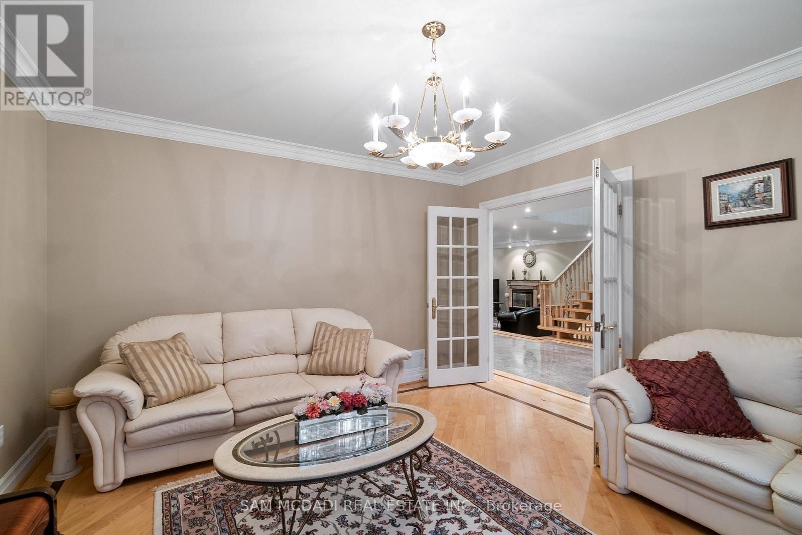 978 Tennyson Avenue, Mississauga, ON - Indoor Photo Showing Living Room