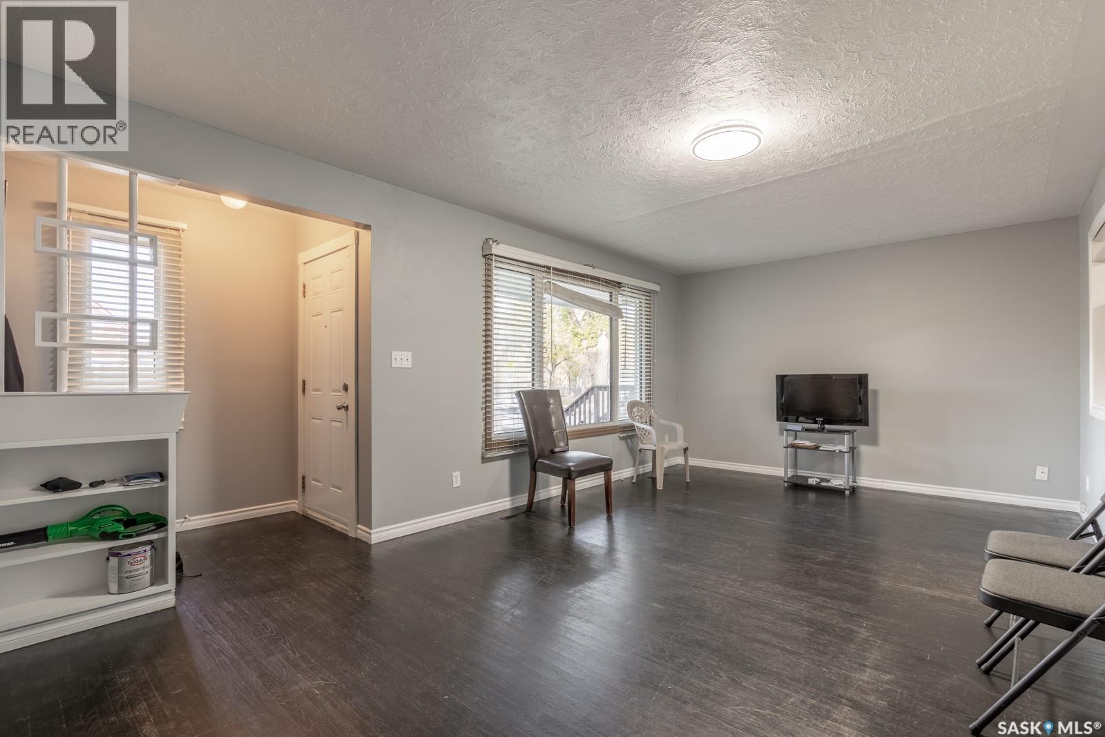 1321 Victoria Avenue, Regina, SK - Indoor Photo Showing Living Room