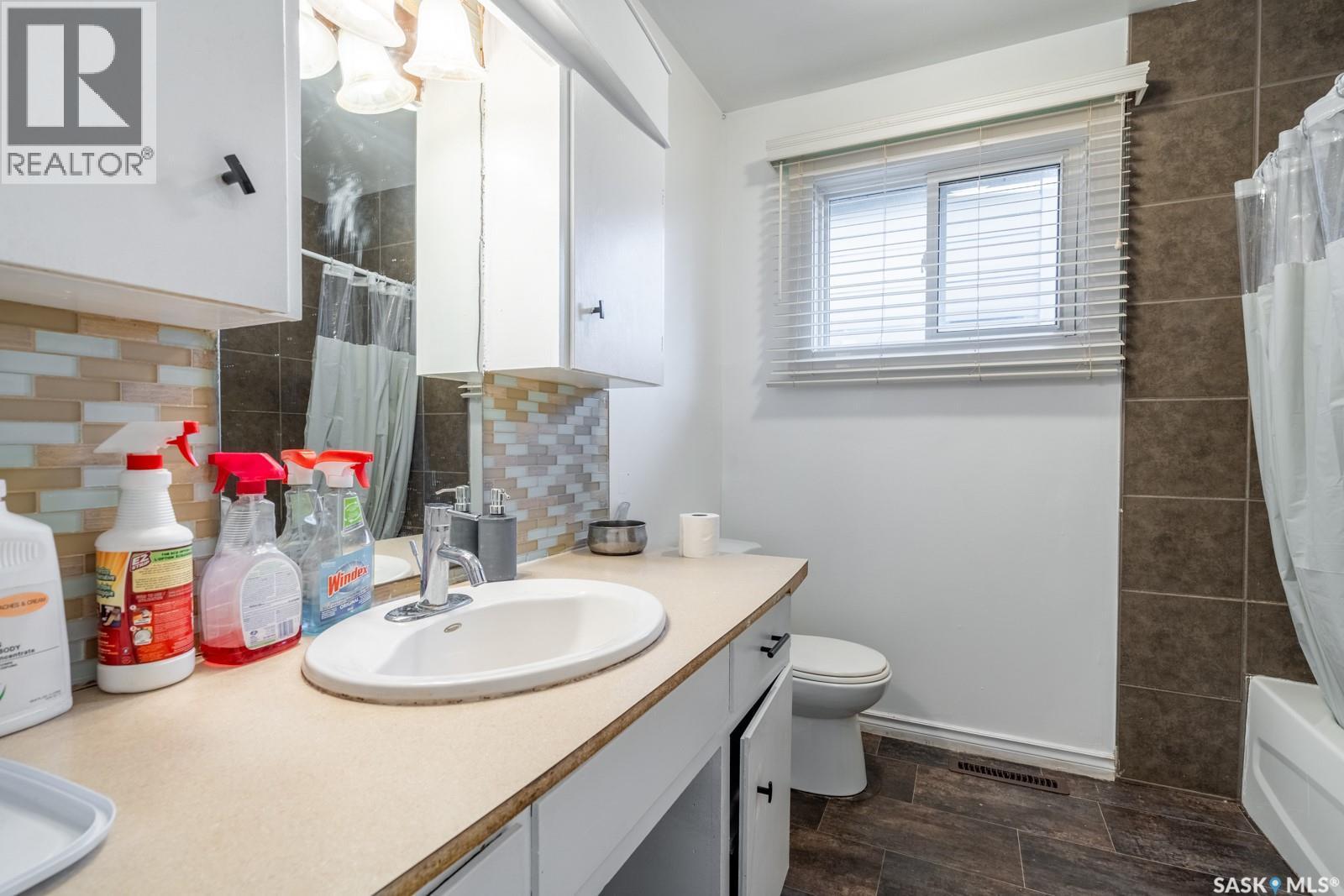 1321 Victoria Avenue, Regina, SK - Indoor Photo Showing Bathroom