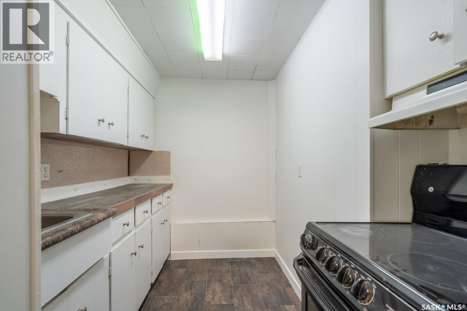 1321 Victoria Avenue, Regina, SK - Indoor Photo Showing Kitchen