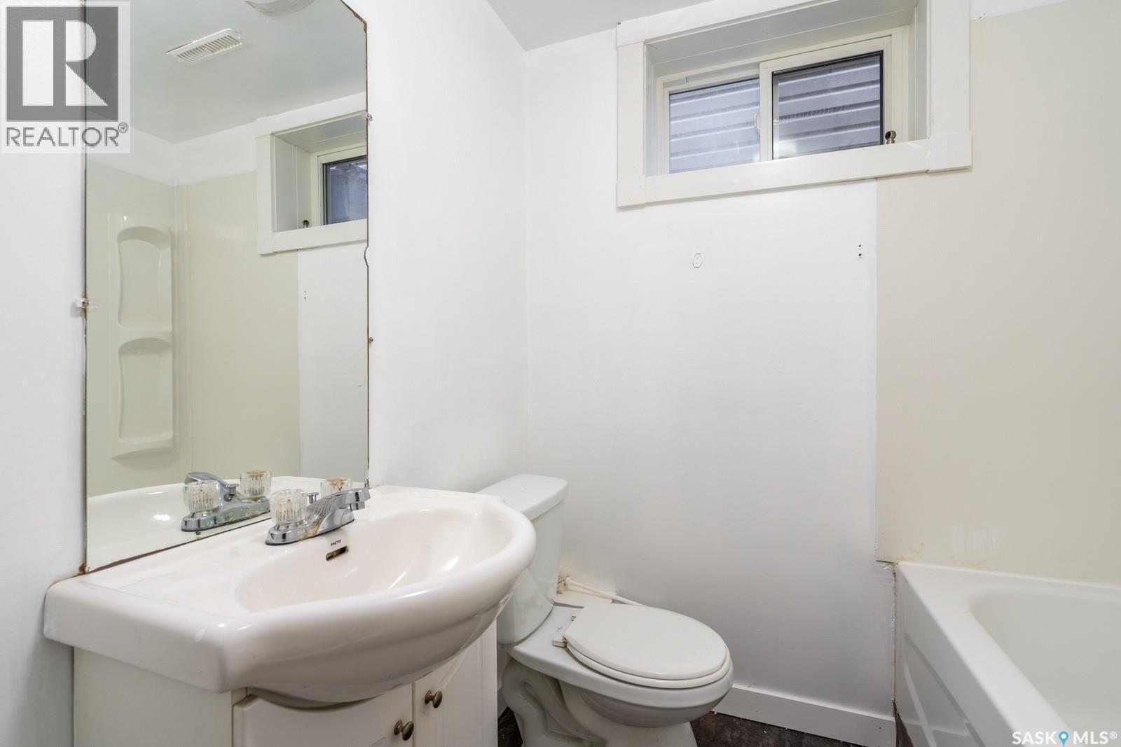 1321 Victoria Avenue, Regina, SK - Indoor Photo Showing Bathroom