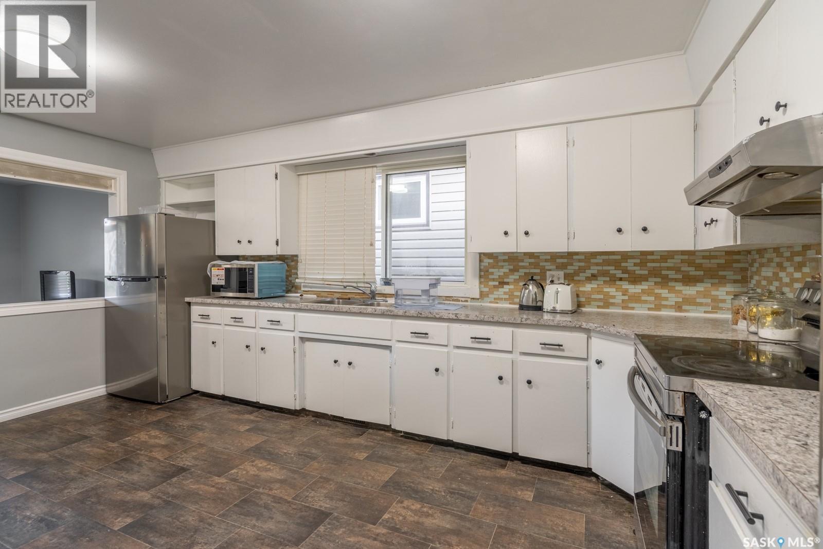 1321 Victoria Avenue, Regina, SK - Indoor Photo Showing Kitchen With Double Sink