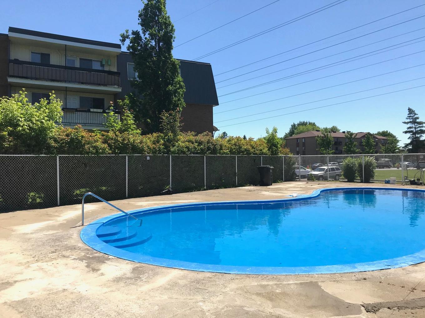 Piscine - 204-6320 Av. Bienville, Brossard, QC - Outdoor With In Ground Pool
