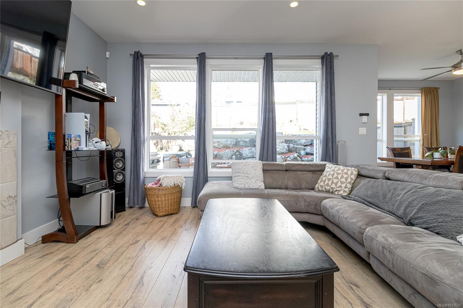 2178 Winfield Dr, Sooke, BC - Indoor Photo Showing Living Room