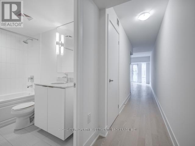 618 - 955 Bay Street, Toronto, ON - Indoor Photo Showing Bathroom