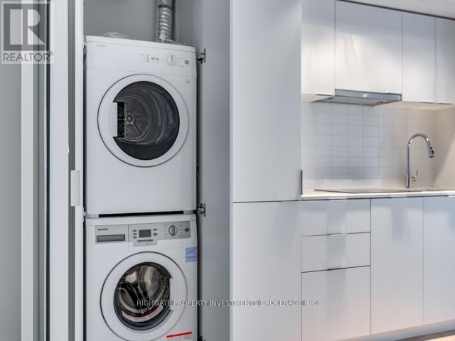 618 - 955 Bay Street, Toronto, ON - Indoor Photo Showing Laundry Room