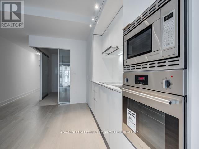 618 - 955 Bay Street, Toronto, ON - Indoor Photo Showing Kitchen