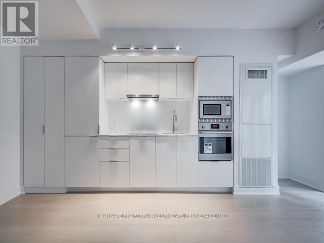 618 - 955 Bay Street, Toronto, ON - Indoor Photo Showing Kitchen