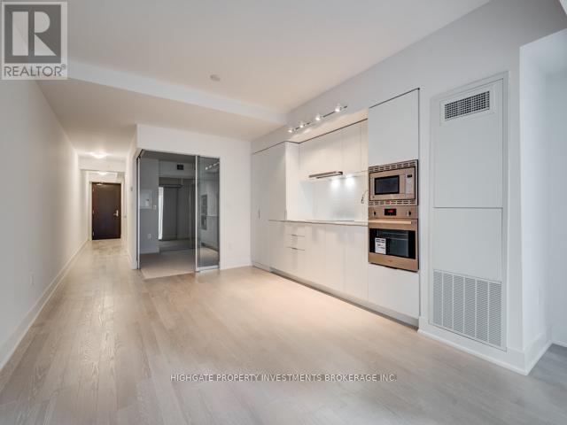 618 - 955 Bay Street, Toronto, ON - Indoor Photo Showing Kitchen