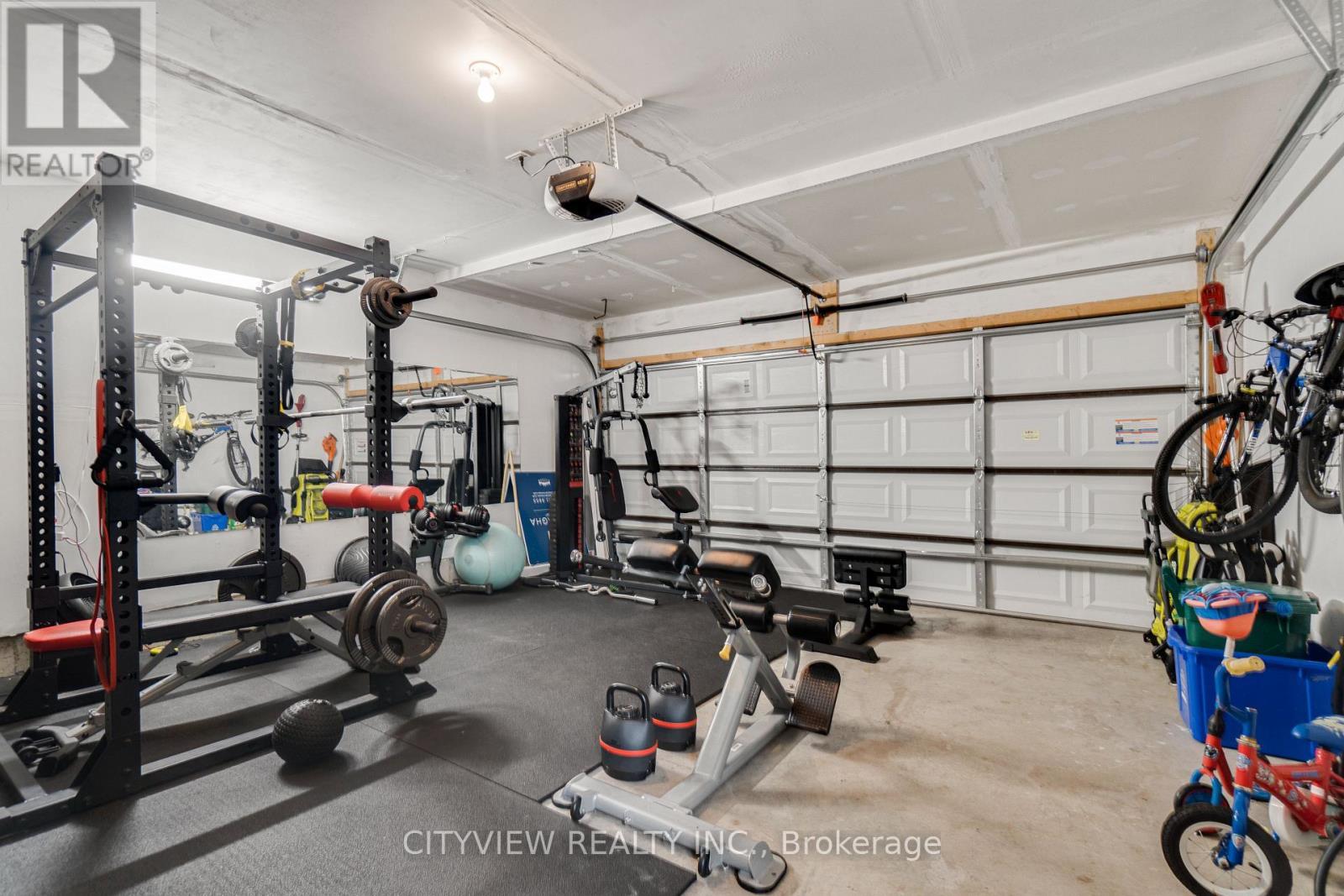 41 Bellagio Avenue, Hamilton, ON - Indoor Photo Showing Garage
