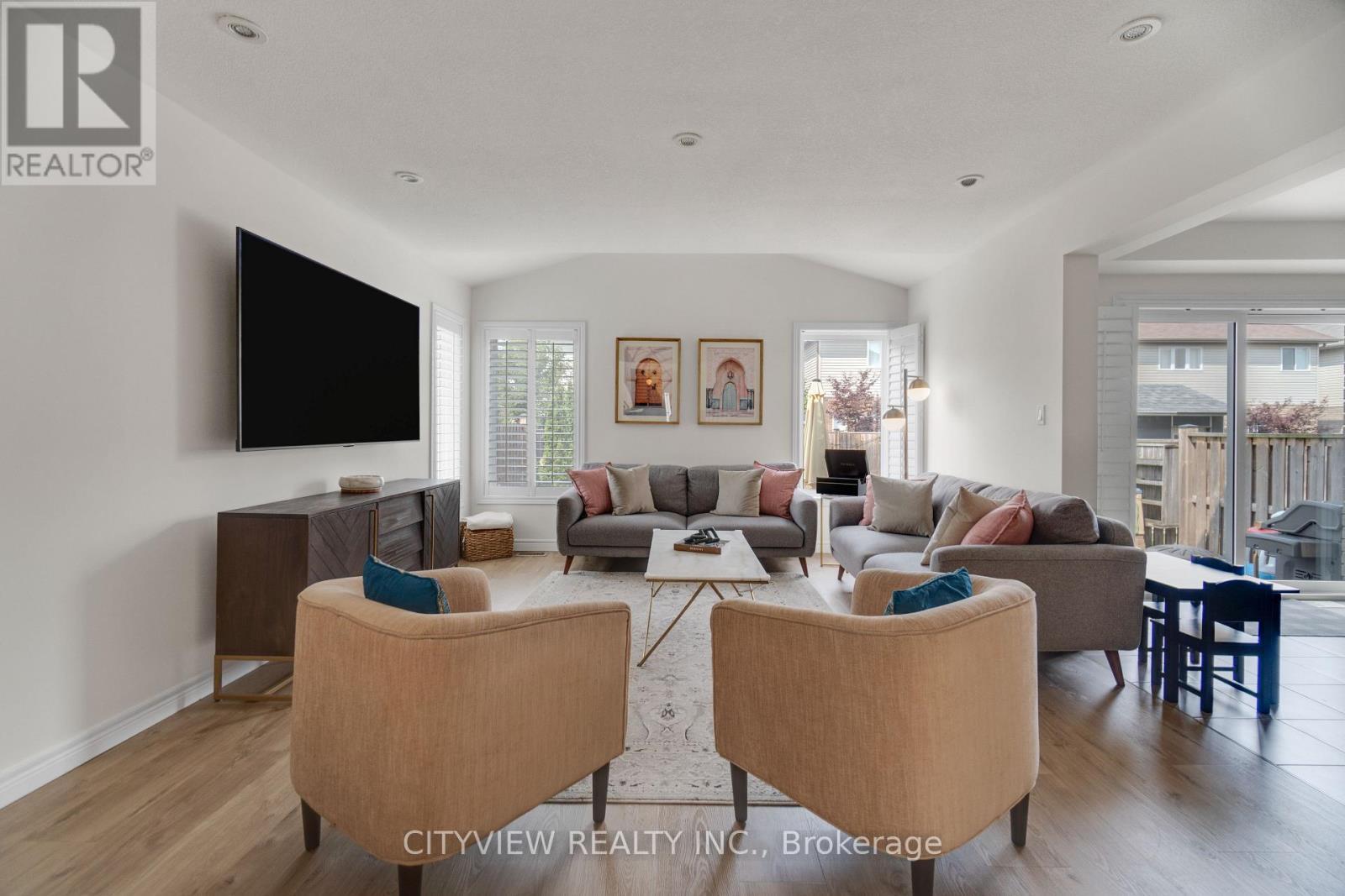 41 Bellagio Avenue, Hamilton, ON - Indoor Photo Showing Living Room