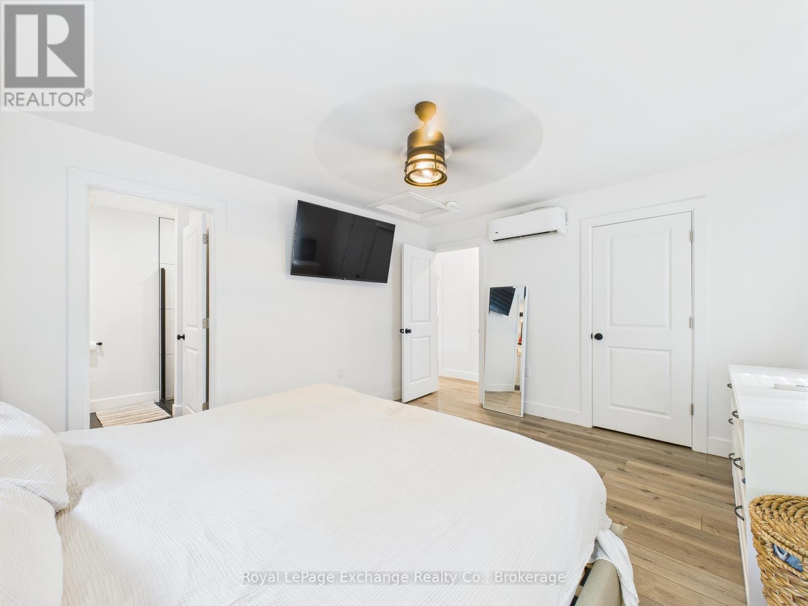 127 Hemlock Street, Huron-Kinloss, ON - Indoor Photo Showing Bedroom