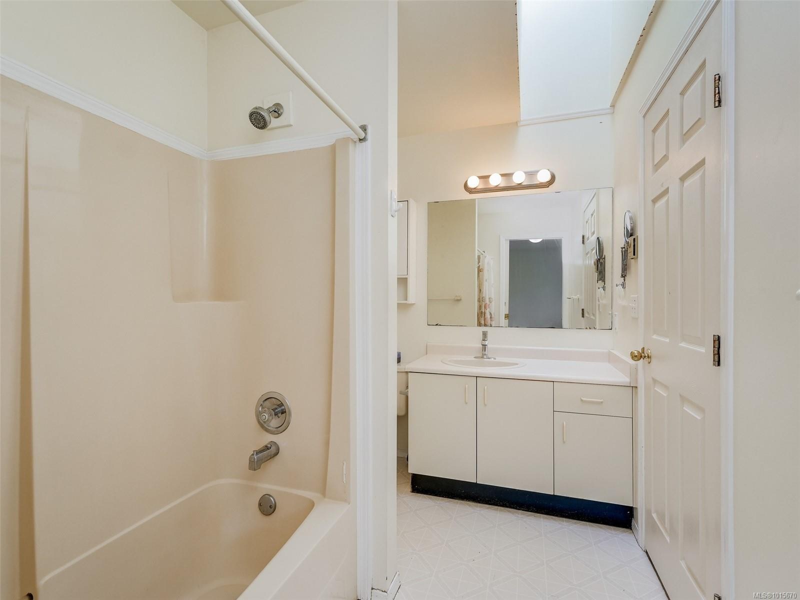 6-1441 Hillside Ave, Victoria, BC