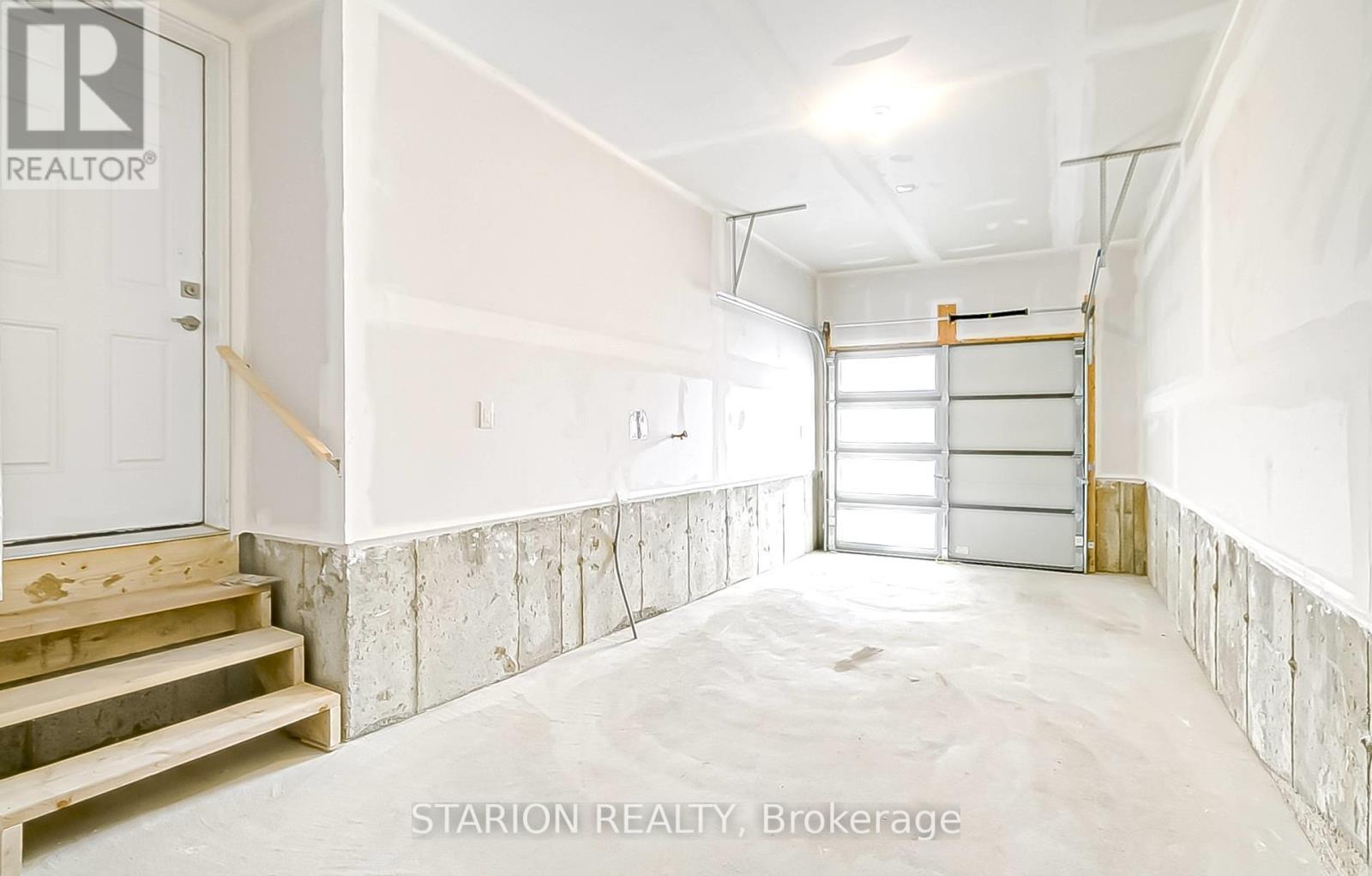 29 Granville Crescent, Haldimand, ON - Indoor Photo Showing Garage