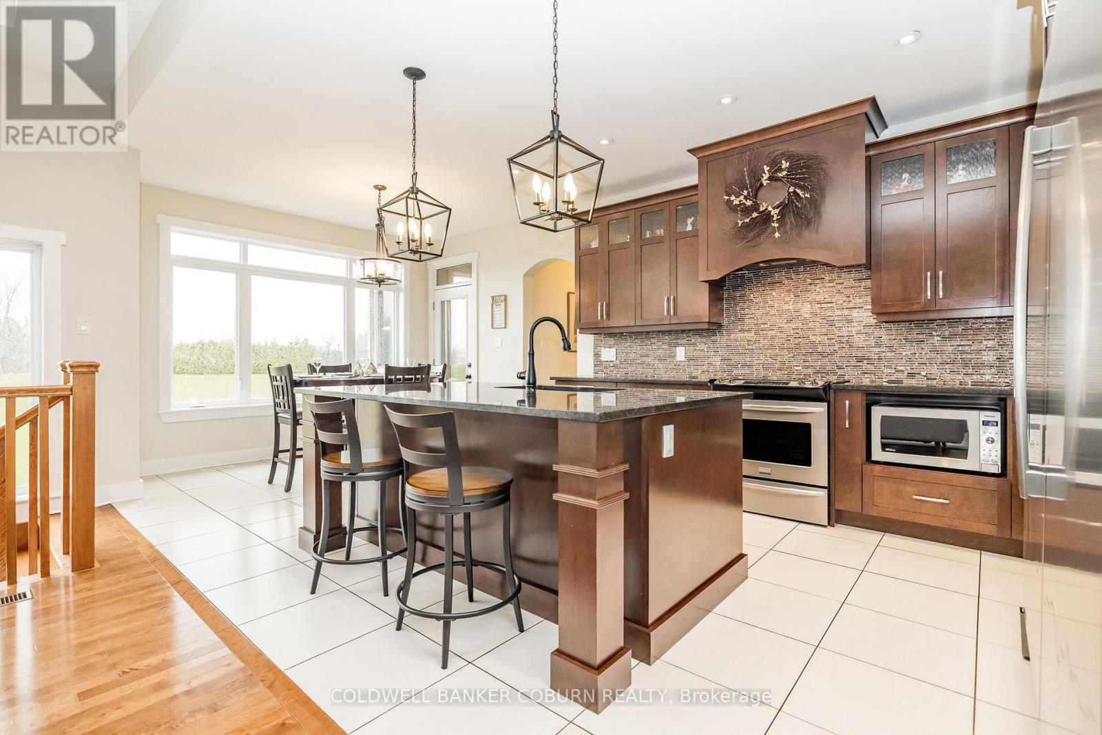 270 West Lake Circle, Ottawa, ON - Indoor Photo Showing Kitchen With Upgraded Kitchen