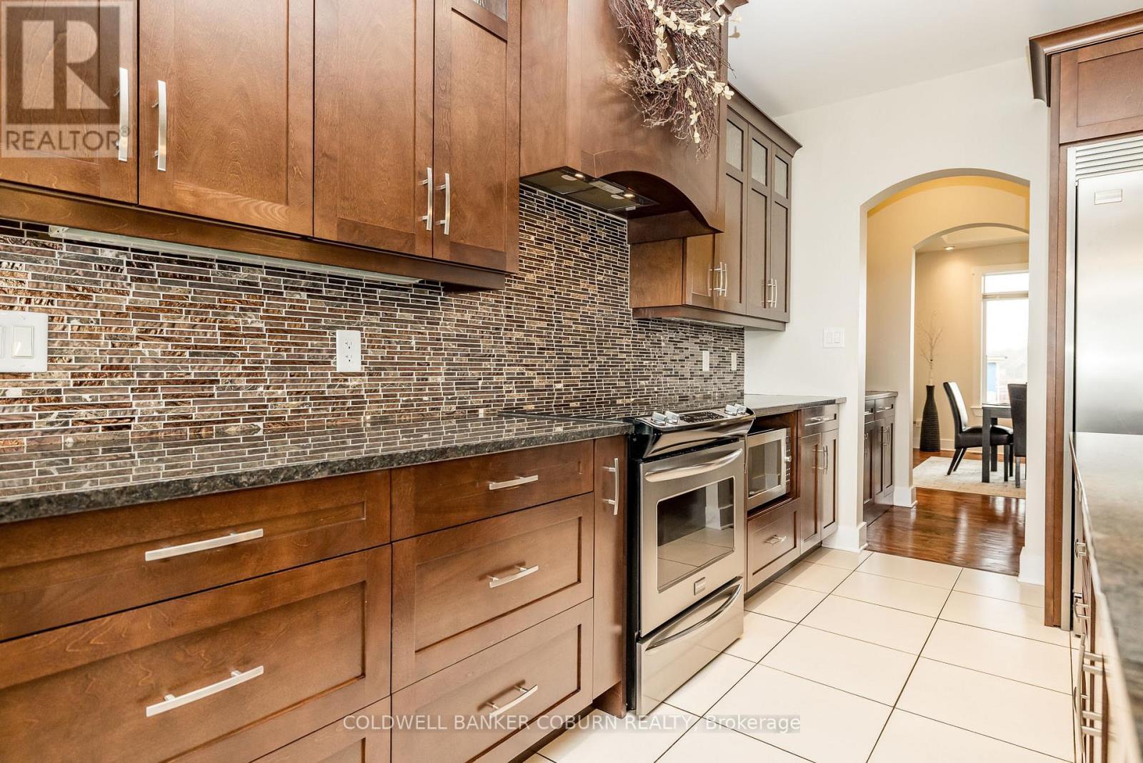 270 West Lake Circle, Ottawa, ON - Indoor Photo Showing Kitchen With Upgraded Kitchen