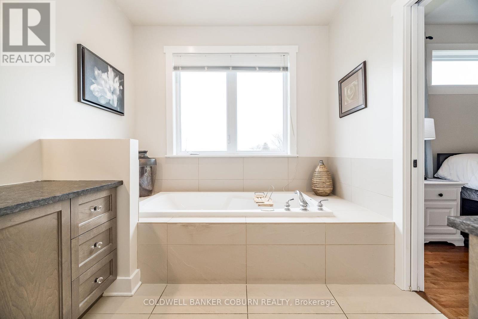 270 West Lake Circle, Ottawa, ON - Indoor Photo Showing Bathroom