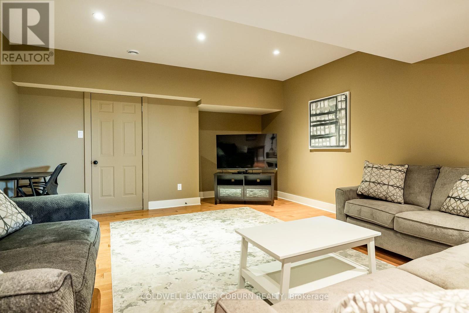 270 West Lake Circle, Ottawa, ON - Indoor Photo Showing Living Room