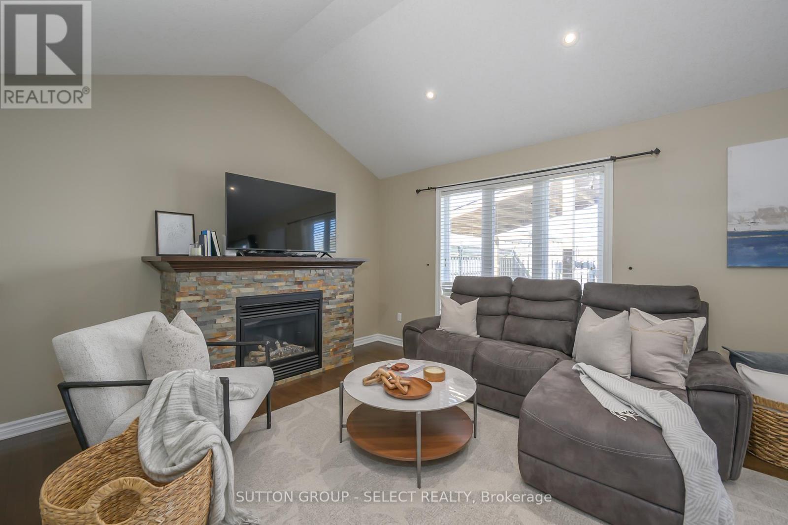 1849 Devos Drive, London North (North C), ON - Indoor Photo Showing Living Room With Fireplace