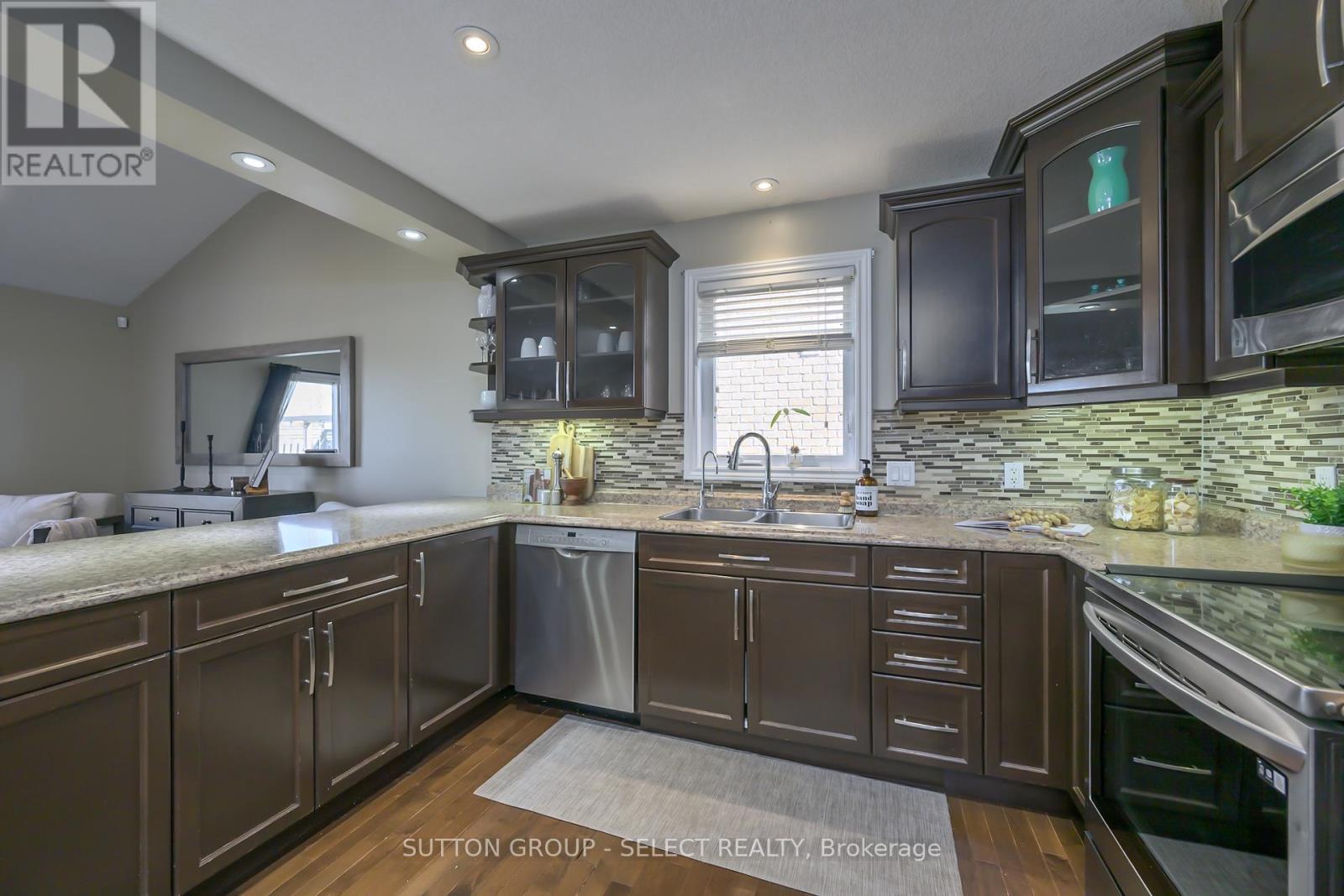 1849 Devos Drive, London North (North C), ON - Indoor Photo Showing Kitchen With Double Sink With Upgraded Kitchen