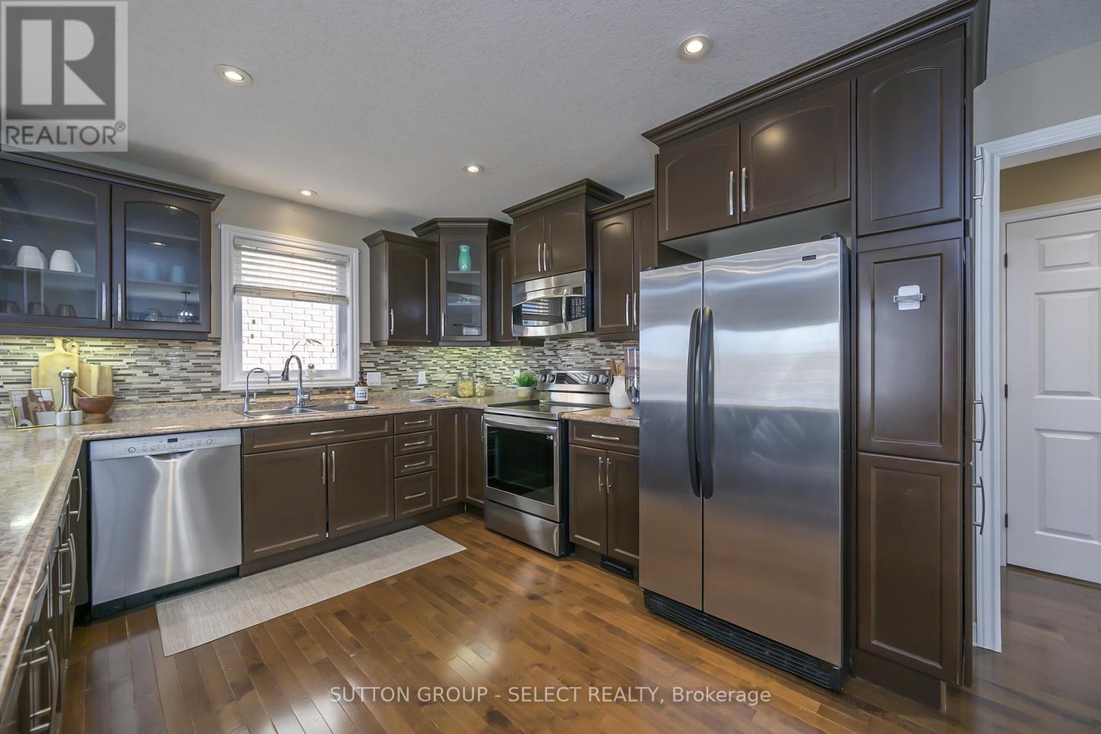 1849 Devos Drive, London North (North C), ON - Indoor Photo Showing Kitchen With Stainless Steel Kitchen With Upgraded Kitchen