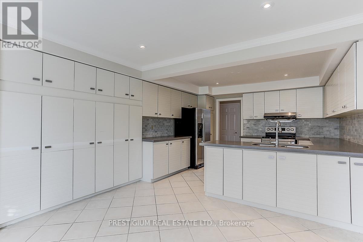61 Addington Square, Markham, ON - Indoor Photo Showing Kitchen