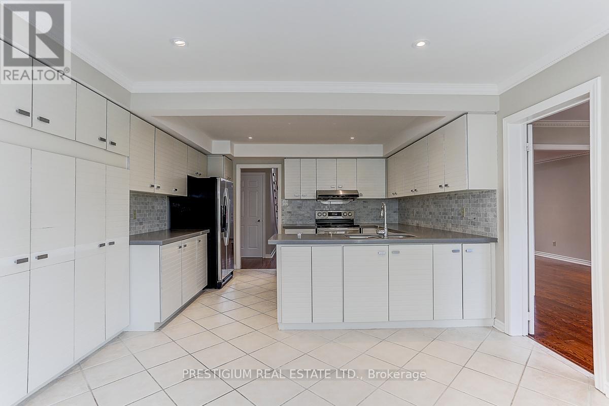 61 Addington Square, Markham, ON - Indoor Photo Showing Kitchen With Double Sink