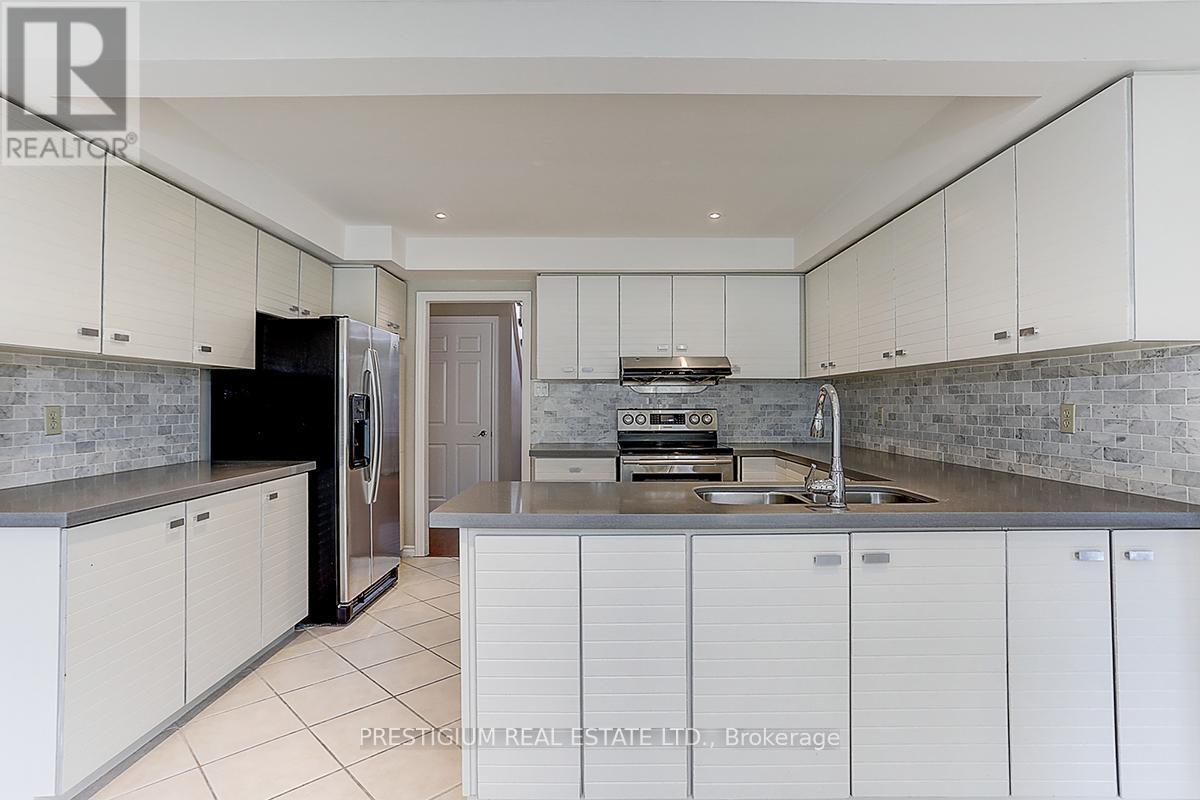 61 Addington Square, Markham, ON - Indoor Photo Showing Kitchen With Double Sink
