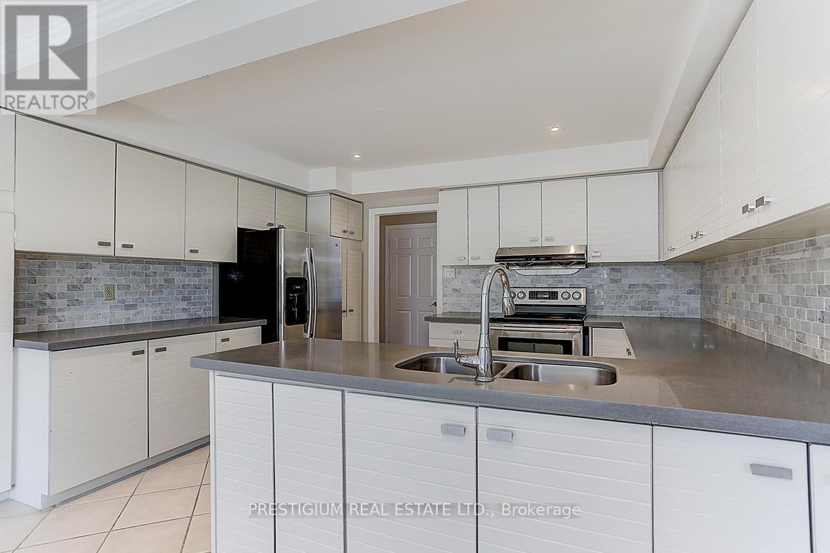 61 Addington Square, Markham, ON - Indoor Photo Showing Kitchen With Double Sink