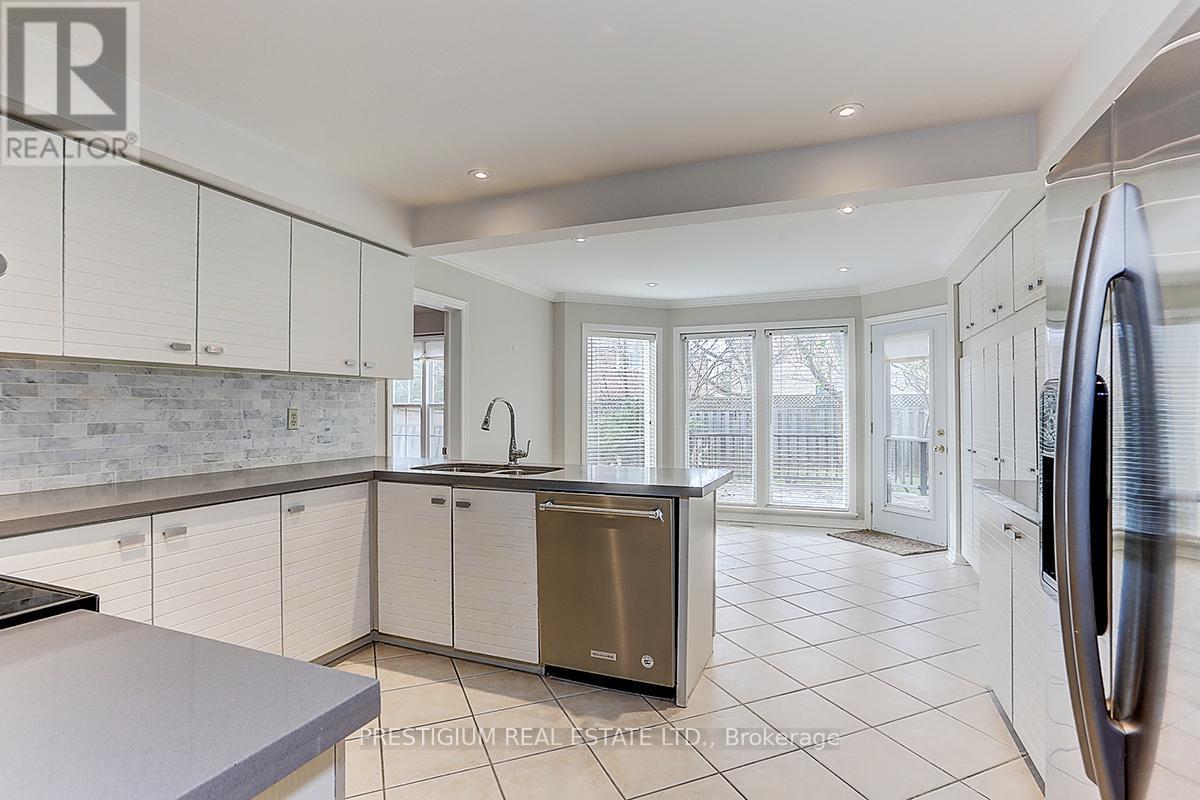 61 Addington Square, Markham, ON - Indoor Photo Showing Kitchen